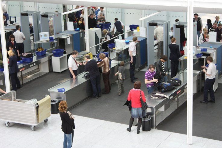 Pórticos de detecção de metais num controlo de segurança de aeroporto