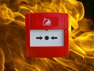 Botoneira vermelha de alarme de incêndio rodeada de chamas